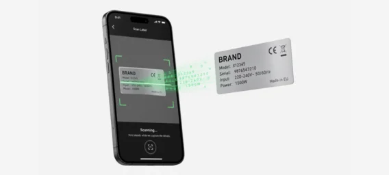 Smartphone scannt ein Typenschild