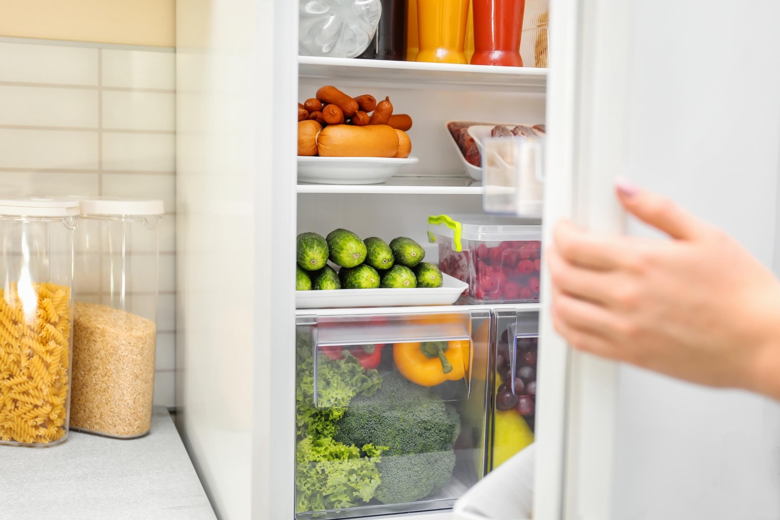 Geld sparen Die Kühlschranktür intelligent öffnen