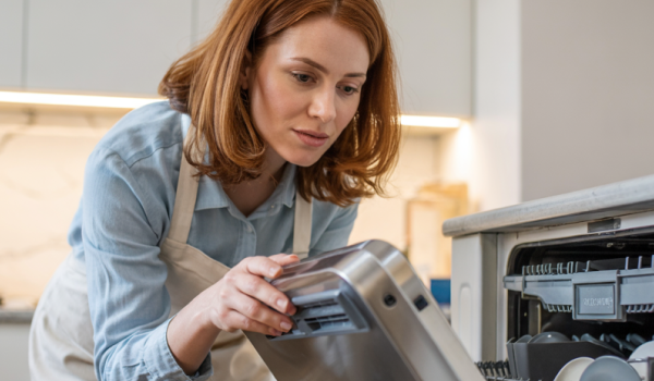 Spülmaschine kontrollieren Spülmaschine auf Dichtheit prüfen