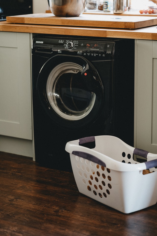 Wenn die Wohnung klein ist, lohnt sich ein Waschtrockner. So werden nicht 2 Geräte benötigt.