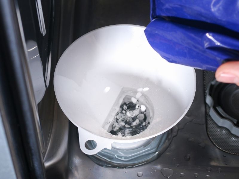 Geschirrspüler - Wasser im Salzbehälter - ist das normal?