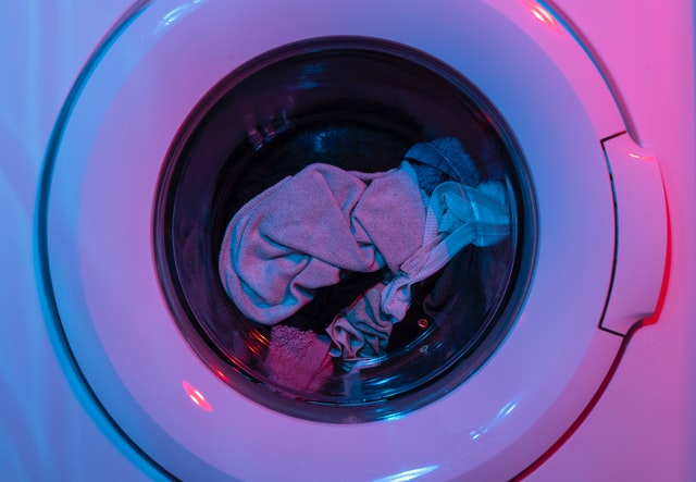Wäschewaschen mit Kindern: Schmutzige Wäsche in die Maschine bringen