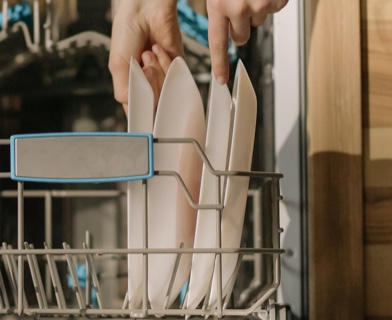 Spülmaschine - 9 Tricks, die Dir dabei helfen werden, unnötige Fehler beim Benutzen Deines Geschirrspülers zu vermeiden