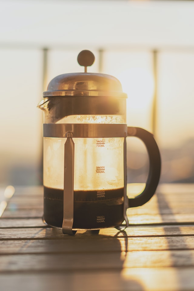 Ratgeber Kaffeemaschine entkalken: Kaffeekanne - Kaffeeablagerungen (Foto_ Unsplash)