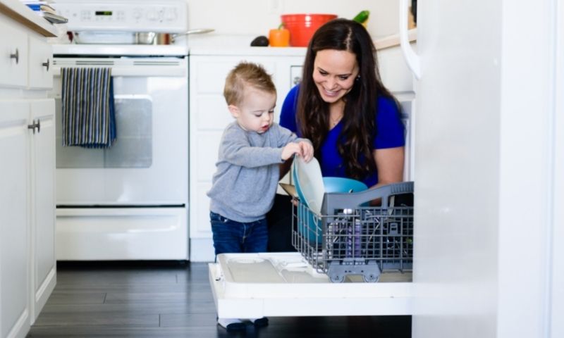 Kinder im Haushalt -Spülmaschine einräumen Dein Kind kann selbst bestimmen
