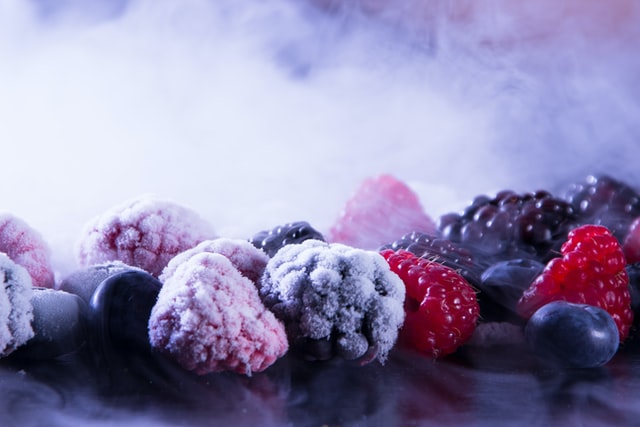 Verwende gefrorene Früchte zum Kühlen Deiner Getränke